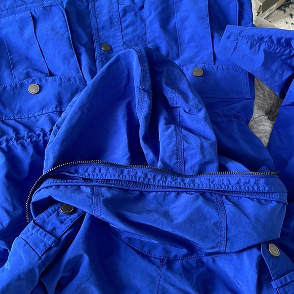 BCBGMaxAzria Raincoat Jacket w/hood - Picture 5 of 12